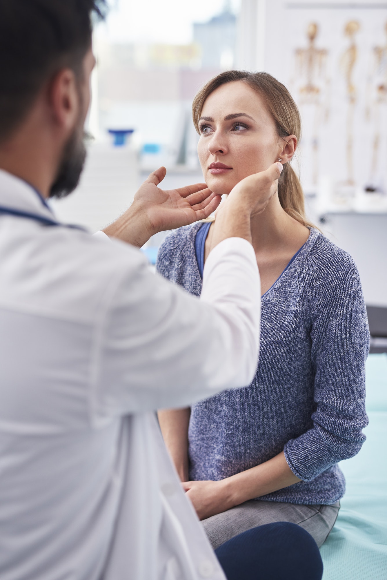 the doctor examines the patient The doctor examines the patient